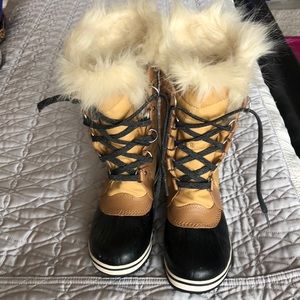 Sorel Joan Of Arc youth boot worn twice (!) big kid size 4